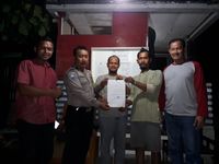 Penandatanganan surat kesepakatan disaksikan polisi dan warga