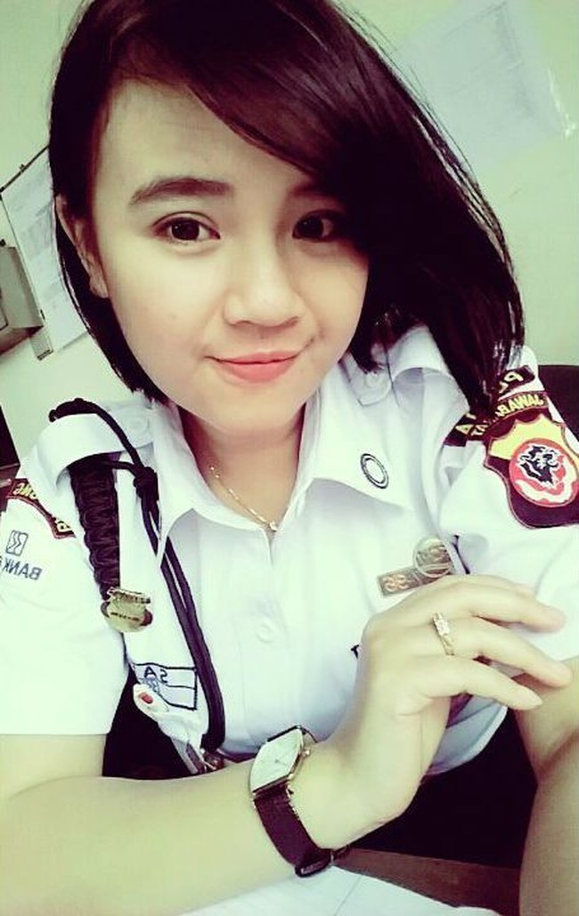 Ia merupakan seorang satpam cantik Bank BRI cabang Bandung bernama Rima Efriani Melati. Foto: Instagram