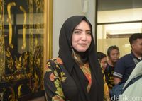 Yulia Mochamad emang cantik, kayaknya Opick terpesona banget