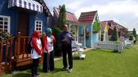 Direktur Sales & Marketing PT East West Seed Indonesia (Ewindo) Afrizal Gindow berbincang dengan perwakilan komunitas Indonesia Berkebun meninjau Urban Farming Center di Purwakarta, Senin (2/4). Foto: dok. Ewindo