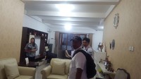Ada tujuh penyidik Polda Sulsel yang memasang plang penyitaan rumah beserta isinya milik Hamzah Mamba 