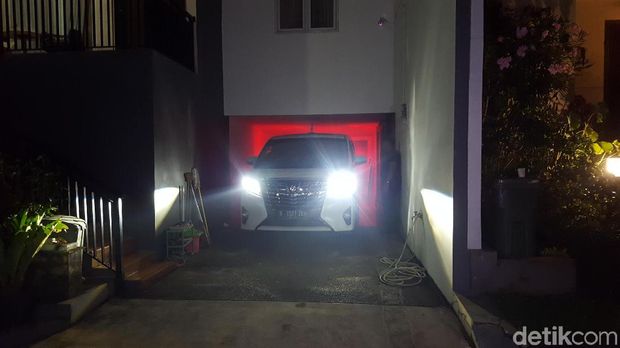  Penyidik menggeledah rumah bos Abu Tours di Kartika Residence, Depok, Rabu (4/4/2018)