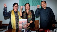Sukmawati berbicara setelah ramai protes terhadap puisi Ibu Indonesia yang dia bacakan pada acara Indonesia Fashion Week 2018 pekan lalu. Bagian puisi yang menyinggung mengenai azan dan cadar dianggap menghina umat Islam.