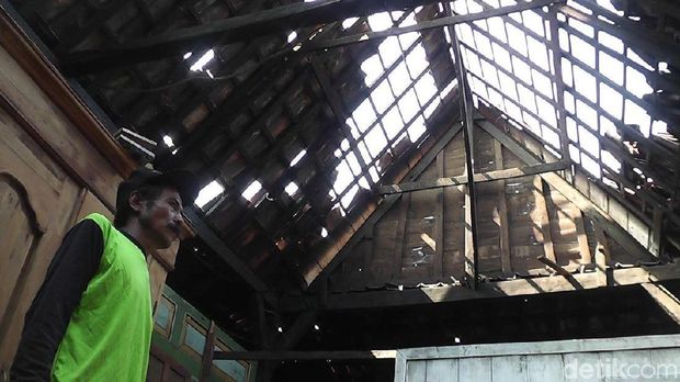 Rumah warga yang rusak akibat puting beliung di Rembang. 