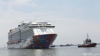 Senior Vice President International Sales Genting Cruise Lines, Michael Goh, menyatakan bahwa Indonesia merupakan salah satu pasar besar bagi penyedia layanan kapal pesiar. Sehingga kapal tersebut bersandar di Indonesia.