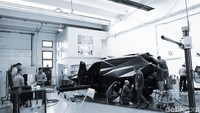 Proses produksi mobil melibatkan tim ahli dari Eropa. Dengan segala upaya dan ubahan dari IAT Company, mobil yang berbasis Ford F-550 ini lebih tampak seperti kendaraan Bruce Wayne atau Batman Foto: Karlmann King