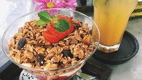 Ini menu sarapan Elisa saat berada di Bandung. Stawberry denga krim dan taburan granola dan kismis. Serta minuman andalannya, lemon juice dan daun mint. Foto: Instagram @elisajonathan
