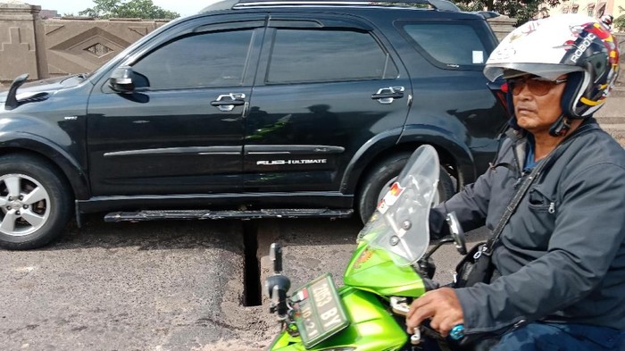 Awas! Ada Renggangan di Jalan Jembatan Akses Marunda