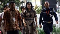 Saat ini KPK memang tengah mengusut kasus dugaan korupsi liquefied natural gas (LNG) atau gas alam cair di PT Pertamina. Namun sejauh ini KPK belum mengumumkan siapa tersangka yang sudah dijerat. lamhot Aritonang/detikcom. Saat ini KPK memang tengah mengusut kasus dugaan korupsi liquefied natural gas (LNG) atau gas alam cair di PT Pertamina. Namun sejauh ini KPK belum mengumumkan siapa tersangka yang sudah dijerat. lamhot Aritonang/detikcom.