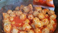 Bosan dengan cilok, coba jajan pentol pedas. Bakso ukuran kecil ini biasa disajikan bersama sambal rawit yang banyak. Saking pedasnya, ada yang menyebut pentol gila. Foto: Istimewa