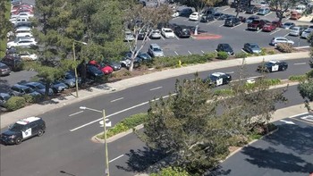 Mereka menurunkan banyak personel begitu mendengar ada insiden penembakan dan sang pelaku masih berkeliaran di kantor YouTube. Foto: Reuters