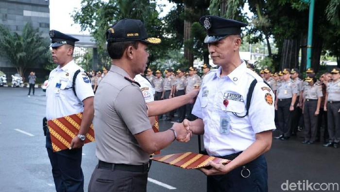 Kapolda Metro Beri Penghargaan Satpam yang Tangkap Pelaku Skimming