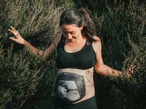 Melukis Baby Bump dengan Gambar Foto USG, Mau, Bun?