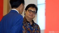 Jokowi berbincang dengan Menperin Airlangga Hertanto.