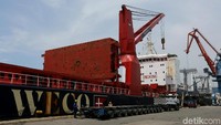 Sesuai dengan simulasi yang telah dilakukan sebelumnya, kereta MRT Jakarta akan dibawa menggunakan truk container multi axle dengan 96 roda.