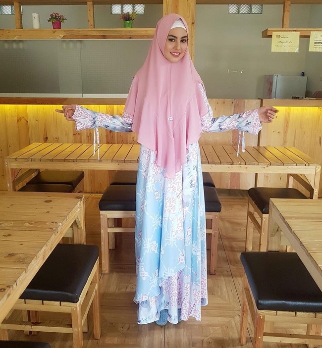 Dari sekian banyak hijab motif yang ia pakai, Kartika Putri hampir selalu memakai warna-warna pastel dan netral seperti dusty pink, olive, khaki, dan biru muda. Foto: Instagram/KartikaPutriWorld