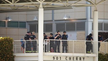 Lalu saat mereka berusaha keluar gedung dan hampir mencapai pintu keluar, mereka menyadari ada seseorang dengan senjata berada di bangunan tersebut. Foto: Reuters