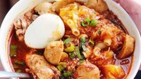 Seblak yang asal Bandung ini belakangan sukses menarik perhatian. Olahan kerupuk basah ini makin menarik jika diolah dengan sambal dalam jumlah banyak. Foto: Istimewa