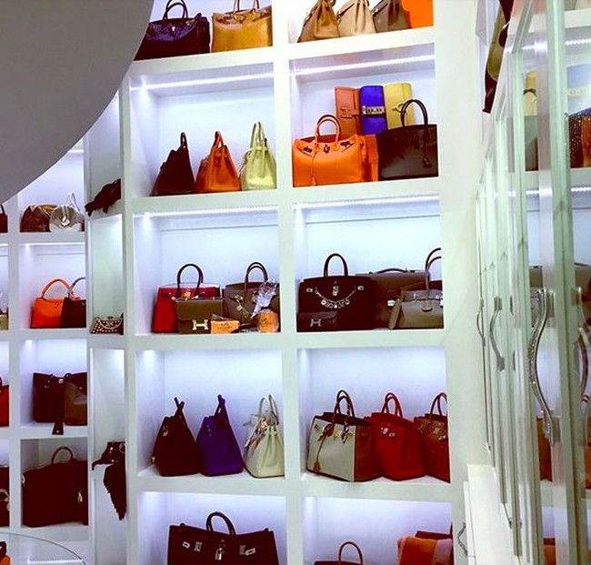 Theresa Roemer pernah mengungkapkan di Instagram bahwa dia memiliki lebih dari 40 tas Hermes Birkin. Satu tas Hermes ini berharga ratusan juta rupiah. “Aku yakin aku mengalahkan Kris Jenner,” tulisnya di keterangan foto yang memperlihatkan koleksi tas Hermes di lemarinya. Foto: Instagram