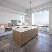 Bagian dapur yang sangat luas lengkap dengan kabinet, kursi bar menghadap jendela serta lantainya terbuat dari marmer. Foto: Dok. Insider & DBOX for CIM Group/Macklowe Properties