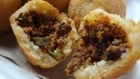 Aslinya combro terbuat dari singkong parut yang diisi dengan oncom halus. Namun khusus cobro setan, bagian dalamnya diisi cabai rawit utuh. Tak tanggung-tanggung, dalam satu combro bisa berisi 3 cabai. Foto: Istimewa