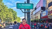 Petugas kereta kekar yang berwajah rupawan ini juga berfoto di JL. Malioboro, Yogyakarta. Biar kaya traveler pada umumnya ya, Bang? (didi_wahyudi89/Instagram)