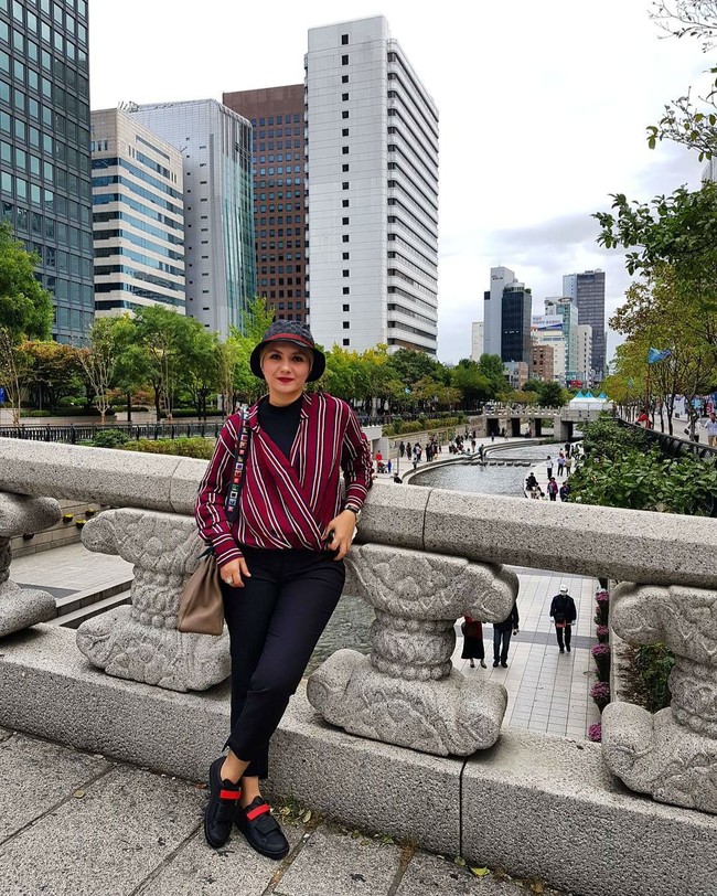 Istri Eko Patrio, Viona Rosalina, bergaya dengan tas Hermes saat liburan ke Korea Selatan. Tas yang berharga ratusan juta rupiah itu dilengkapi dengan tali dari brand Fendi seharga US$ 1.140 atau sekitar Rp 15,7 juta. Foto: Instagram