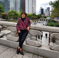 Istri Eko Patrio, Viona Rosalina, bergaya dengan tas Hermes saat liburan ke Korea Selatan. Tas yang berharga ratusan juta rupiah itu dilengkapi dengan tali dari brand Fendi seharga US$ 1.140 atau sekitar Rp 15,7 juta. Foto: Instagram