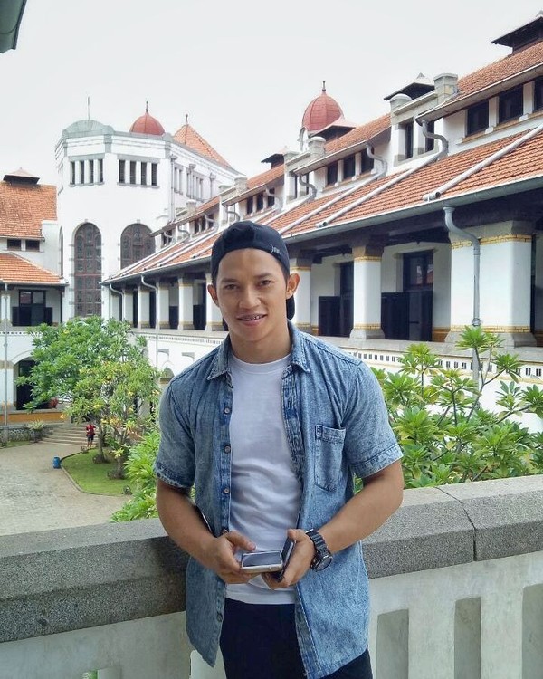 Nih gayanya saat berada di salah satu landmark terkenal di Kota Semarang, Lawang Sewu (didi_wahyudi89/Instagram) Nih gayanya saat berada di salah satu landmark terkenal di Kota Semarang, Lawang Sewu (didi_wahyudi89/Instagram)