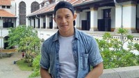 Nih gayanya saat berada di salah satu landmark terkenal di Kota Semarang, Lawang Sewu (didi_wahyudi89/Instagram)