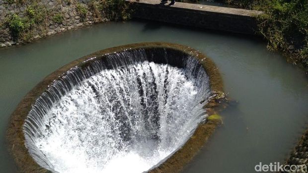 Kondisi spillway saat debit sungai penuh