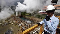 Seorang pekerja tengah melakukan pemeriksaan rutin jaringan instalasi pipa di wilayah pembangkit listrik tenaga panas bumi (PLTP) Salak yang berkapasitas 377 megawatt (MW) milik Star Energy Geothermal di Sukabumi, Jawa Barat (4/4). Foto: dok. Barito Pacific