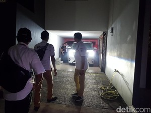 Polisi Sita Barang dari Rumah Mewah Bos Abu Tours di Depok