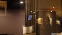 Pengunjung melihat-lihat foto yang dipamerkan.