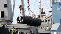 Pekerja membantu bongkar muat gulungan besi baja di Pelabuhan Tanjung Priok, Jakarta Utara, Rabu (4/4/2018).