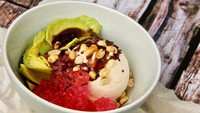Jajanan manis dingin ini rasanya lebih beragam karena campuran es puter dan beberapa bahan lainnya. Seperti kacang goreng, ketan hitam, alpukat, meises, dan biji mutiara. Biasanya harga satu gelas es podeng Rp 5.000. Foto: Istimewa