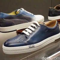 Selain sepatu formal, Berluti juga memiliki deretan sepatu kasual seperti sneakers bergaya urban. Pembeli sneakers kebanyakan anak pengusaha besar Indonesia, kata Ryan yang enggan menyebut secara spesifik nama mereka atas alasan privasi.  (Foto: Daniel Ngantung/Wolipop)