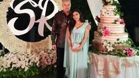 Lagi-lagi bersama kue, kali ini Chris dan Selvi kompak menghadiri pernikahan sahabatnya. Nggak afdol nih kalau nggak foto di sebelah kue pernikahan yang cantik. Foto: Instagram babymargaretha1/chrisconsul