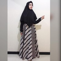 Ia pun sering memakai beraneka jenis dress, contohnya dress atau gamis bermotif batik. Tampilan seperti ini bisa jadi inspirasi bergaya syai untuk acara formal seperti ke kondangan. Foto: Instagram/KartikaPutriWorld