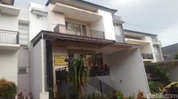 Perumahan itu ada di Kartika Residence, Jalan Bukit Cinere, Depok. 