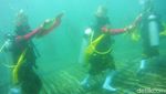 Foto: Serunya Penari Gandrung Banyuwangi Beraksi di Bawah Laut