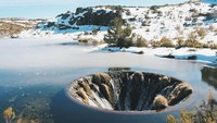 Portugal juga pernah heboh tahun 2016 karena traveler menjumpai air terjun menuju ke perut bumi. Lokasinya ada di Danau Covao dos Conchos (@filipalves/Instagram)