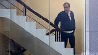 Sebelum diteruskan ke Novanto, uang itu ditampung di dua perusahaan, yaitu PT Delta Energy Pte Ltd sebesar USD 2 juta dan OEM Investment Pte Ltd Singapura sebesar USD 1,8 juta dari Biomorf Mauritius. Dalam kasus ini, Irvanto juga memiliki peran serupa dengan Oka. Irvanto diduga KPK menampung duit suap sebesar USD 3,5 juta yang disamarkan melalui transaksi barter dolar via money changer.