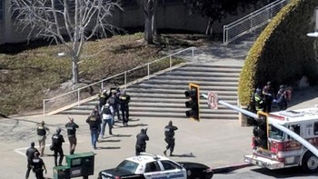 Polisi besenjata lengkap langsung menyerbu kantor YouTube untuk melumpuhkan pelaku penembakan. Foto: Reuters