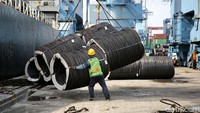 Oleh karena itu, Kementerian Perindustrian berupaya memperkuat industri hulu baja di dalam negeri guna memenuhi kebutuhan industri lokal dan mengurangi impor bahan baku baja.