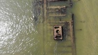 Kala itu air laut tengah surut karena bulan purnama. Dia yakini ini pertama kalinya bangkai kapal itu terlihat seperti yang tertangkap dalam dronenya.  (Foto: Dok. Brent Garlington via Fox News)