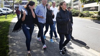Berada paling depan adalah CEO YouTube Susan Wojcicki yang keluar kantor bersama beberapa karyawan. Foto: Reuters