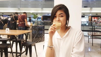 Ini Pose Seru Calon Menantu Ahok, Si Cantik Elisa Jonathan Saat Ngopi dan Makan