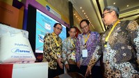 Vice President Corporate Relations PT Chandra Asri Petrochemical Tbk., (CAP) Suhat Miyarso (kanan) didampingi General Manager Technical Service & Product and Development CAP Edi Rivai (kanan) menjelaskan teknologi produksi kepada Dirjen Industri Kimia, Tekstil, dan Aneka Kementerian Perindustrian Achmad Sigit Diwahjono di sela Indonesia Industrial Summit 2018, di JCC Senayan, Jakarta.