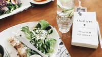 Duh, gimana badannya nggak ramping. Makanannya aja sehat gini! Ia terlihat sedang makan sepiring salad dan secangkir infused water. Foto: Instagram @elisajonathan
